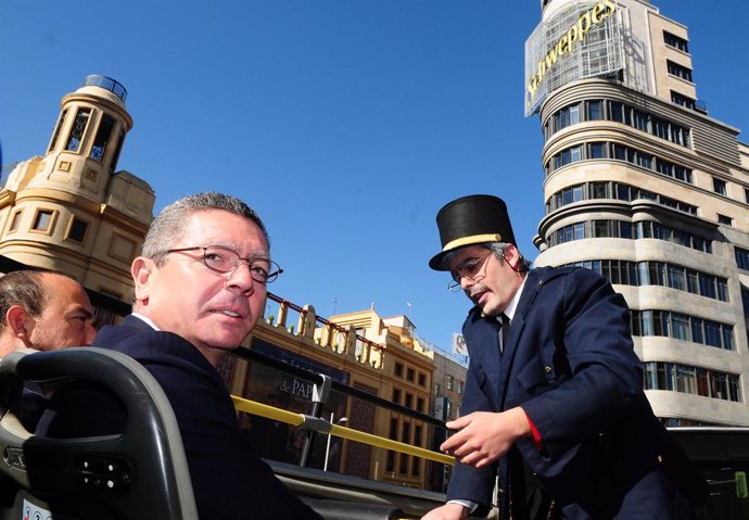 El Alcalde De Madrid En El Autobús Panorámico Por Gran Vía