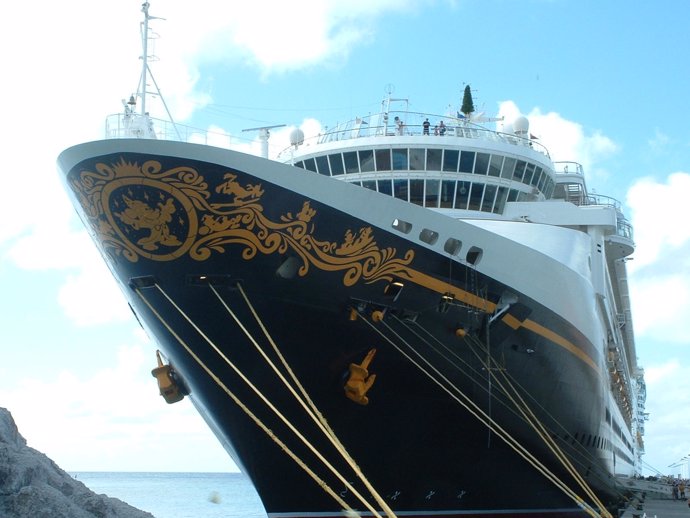 Crucero Amarrado En El Puerto De Cádiz