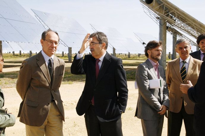 El Consejero De Medio Ambiente Visita La Planta Solar De Abengoa