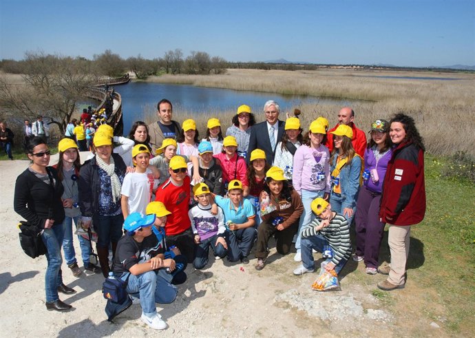 Barreda Junto A Los Participantes En El Concurso "Entre Todos Cuidamos El Agua"