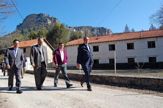 El Consejero  Visita La Parcela Cedida En Uña (Cuenca)