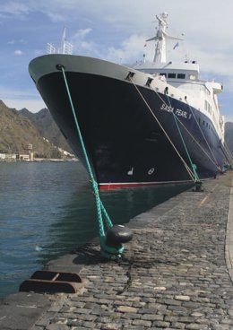 Crucero En El Puerto De Santa Cruz De Tenerife