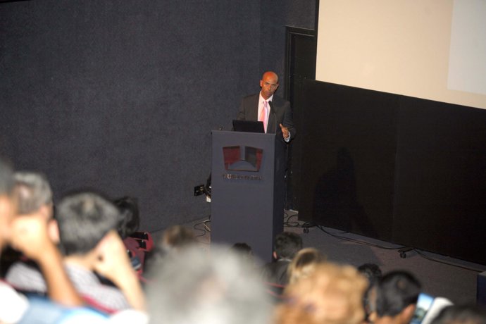 El Experto Gonzalo Piernavieja En Su Conferencia En El Museo Elder En Las Palmas