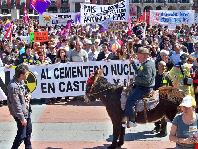 Conclusión De La Manifestación Antinuclear En La Plaza Mayor De Valladolid