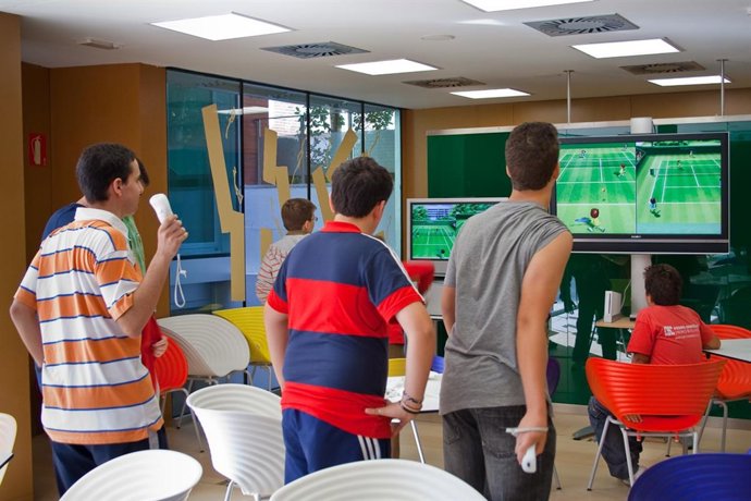 Jóvenes Jugando A Videojuegos En El CITA