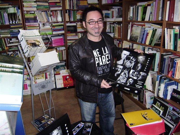 El Director De La Universidad Popular, Ángel Cagigas, Con El Cartel De 'Poética'