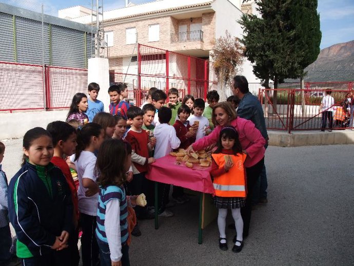 El Ayuntamiento de Santomera reparte pan y aceite a escolares por el 'Día del De