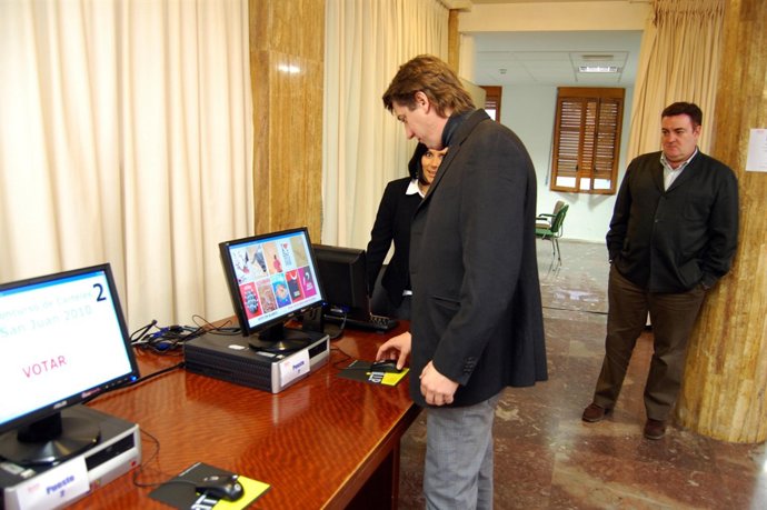 Carlos Martínez Durante La Votación