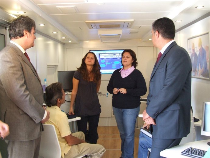 De Izquierda A Derecha, El Consejero De Empleo, Industria Y Comercio Del Gobiern