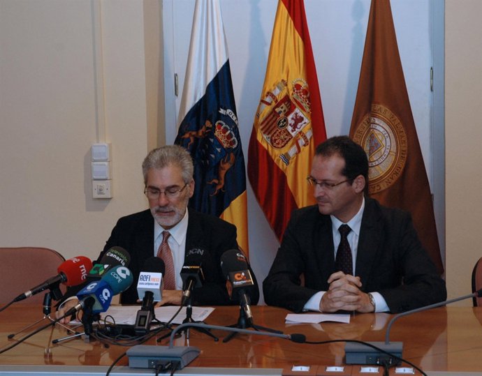 De Izquierda A Derecha, El Rector De La ULPGC, José Regidor, Y El Director Terri