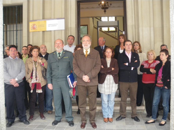 Pie De Foto: El Subdelgado Del Gobierno Y Trabajadores Guardan Un Minuto De Sile