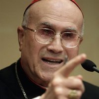El cardenal Bertone vincula la pedofilia con la homosexualidad y no con el celibato
