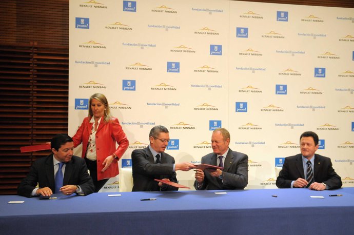 Responsables De Nissan-Renault Y Del Ayuntamiento De Madrid Firman Un Memorando 