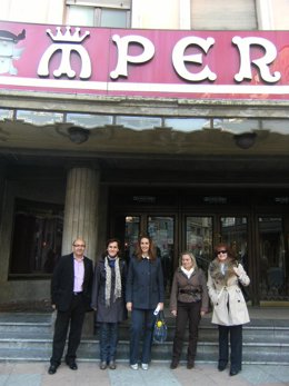 Arancha Miguélez Acompañada Por Otros Ediles Del PP Delante Del Teatro Emperador