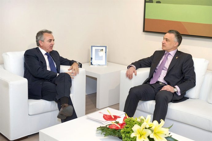 Sanz Recibió Al Defensor Del Pueblo De Navarra.