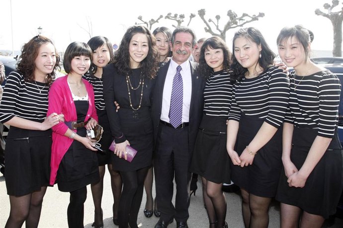 Revilla Con Un Grupo De Chinas