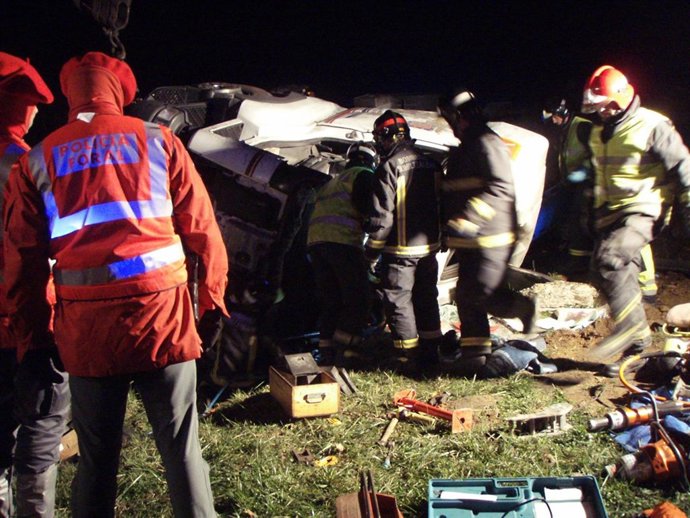 Bomberos Trabajan En El Rescate Del Camionero Accidentado.