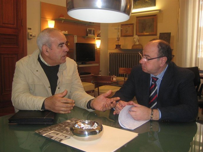 Encuentro Entre El Alcalde De Villovieco Y Enrique Martín 