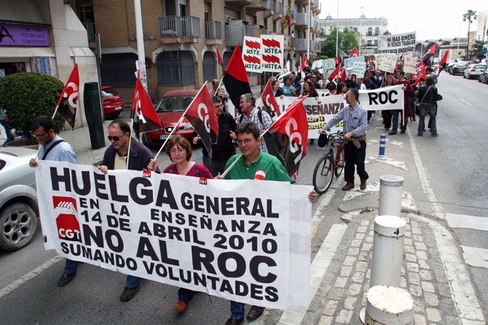 Sindicalistas Y Profesores Manifestándose Contra Los ROC