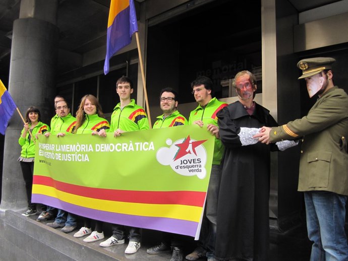 Momento De La Recreación Del Apretón De Manos Durante La Conmemoración Del Anive
