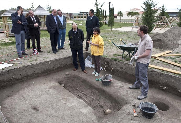 Ruiz Medrano Durante La Visita A La Necrópolis