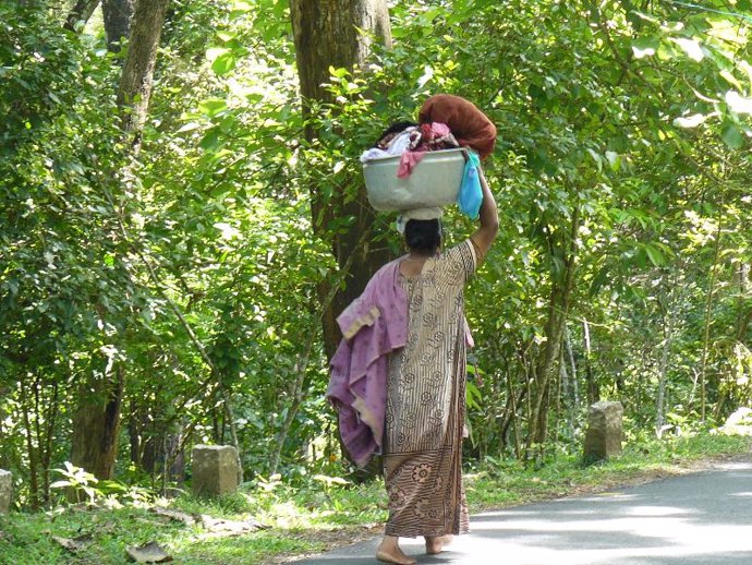 mujer india cargando ropa