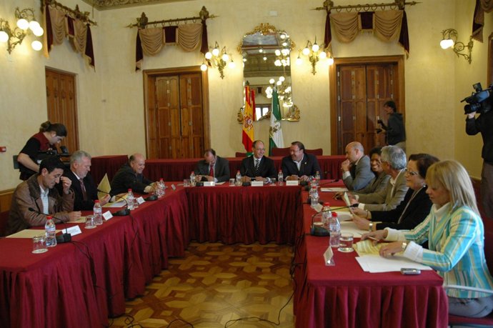  El Consejero De Medio Ambiente, Francisco Trillo, En Una Reunión Con Alcaldes D