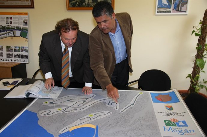 Director Infraestructuras Turísticas (Izq) , Sebastián Ledesma, Y Alcalde De Mog