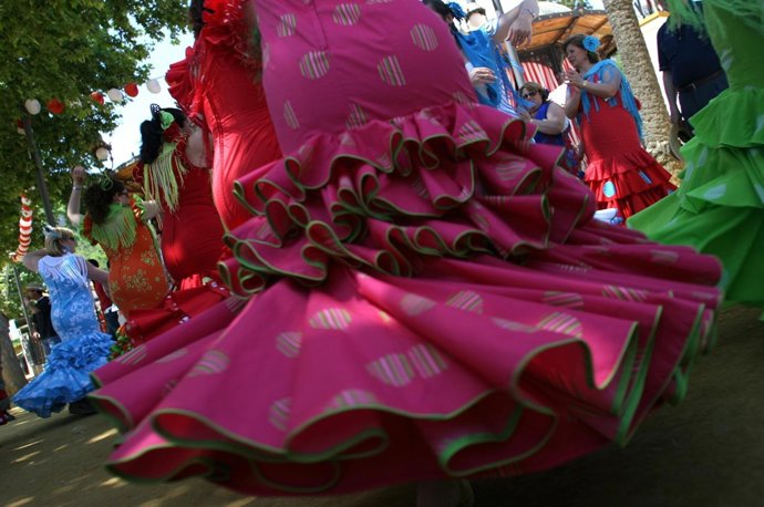 Mujeres Bailando Sevillanas