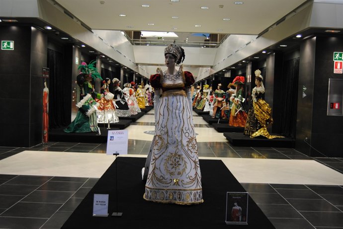 Exposición 'El Papel De La Moda A Través De La Historia' En El Tiro