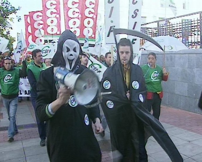 Trabajadores de correos se manifiestan contra el "apagón postal"