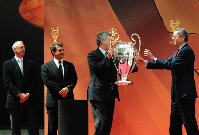 Villar Entrega La Copa De Europa A Gallardón Ante Laporta