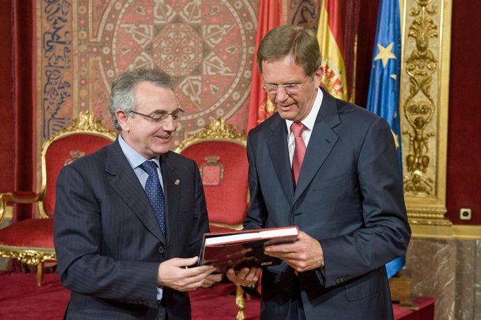 El Presidente Del Gobierno De Navarra, Miguel Sanz, Y El Miembro Del Consejo De 