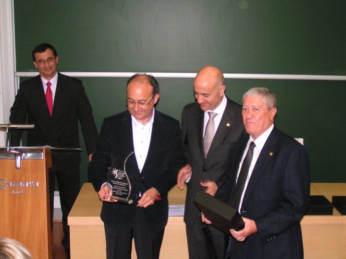 El Presidente Del PITA, Martín Soler, Recibe El Galardón De SIAL 