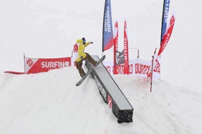 La Práctica De Snow En La Estación De Esquí