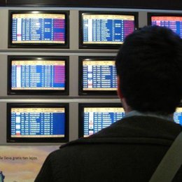 Pasajero Consultando Las Listas De Vuelo