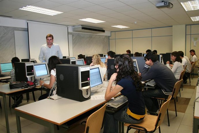 Alumnos Realizando La Prueba En La ETS De Ingeniería