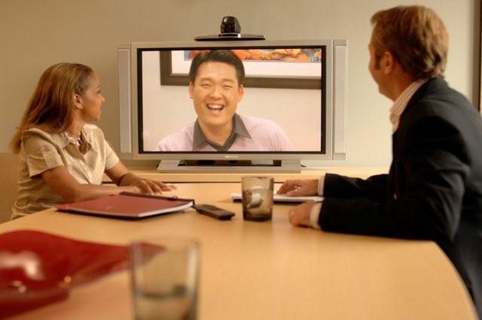 Varios ejecutivos celebran una reunión por videoconferencia.