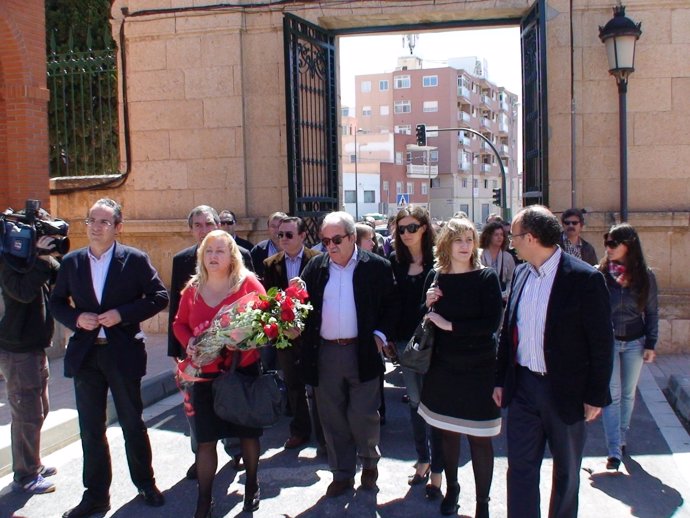 Manuela Márquez Y Ana María Márquez A Su Llegada Al Cementerio De Almería Con Un