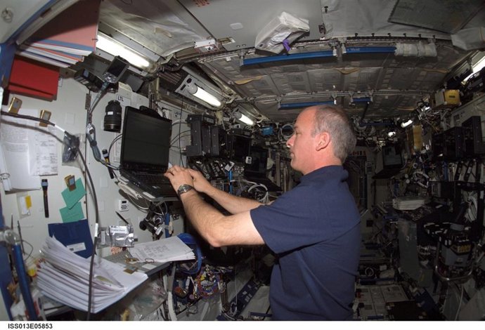 Astronauta Utilizando Un Ordenador