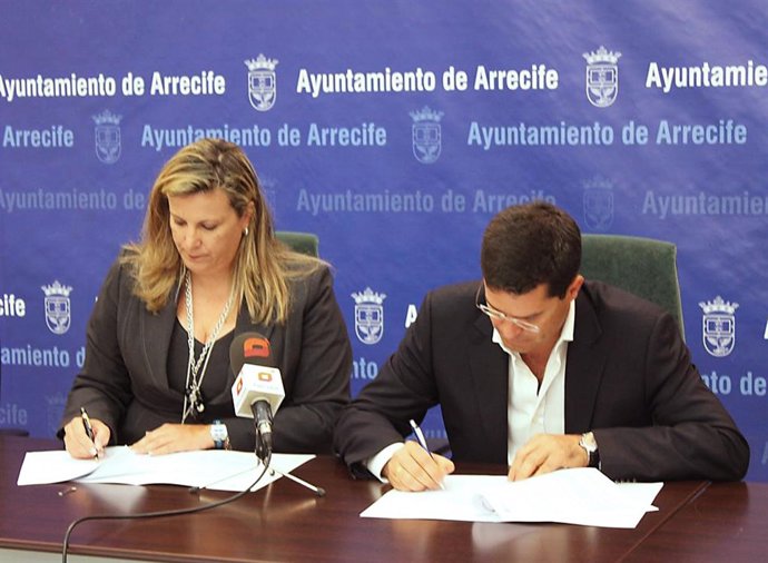 Rita Martín Firma El Contrato Para Impulsar El Palacio De Congresos De Lanzarote