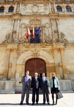 Barreda Y El Rector Ante La Fachada De La Universidad De Alcalá