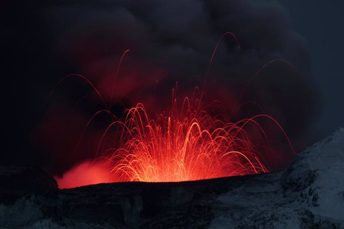 Humo negro tras la erupción del volcán Eyjafjallajokull en Islandia