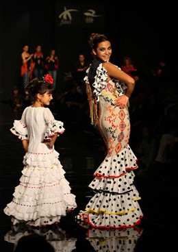 Dos Modelos En La Pasarela Simof '10