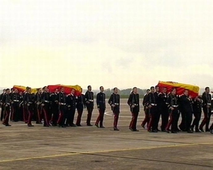 Los Cuatro Marinos Fallecidos Son Portados Por Sus Compañeros