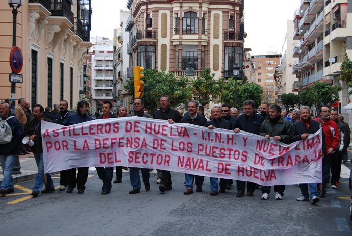 Trabajadores De Astilleros De Huelva En Una Manifestación Por Las Calles De La C