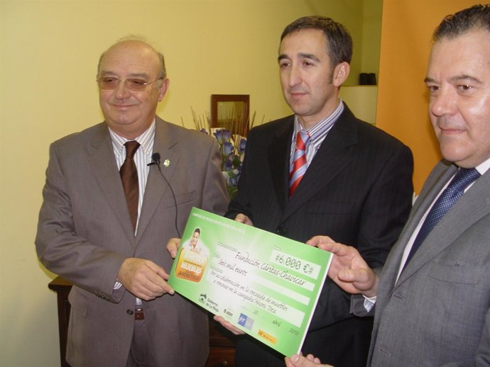 Entrega De Cheque A Cáritas