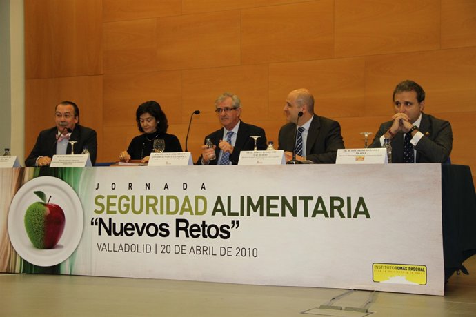 El Consejero De Sanidad, Francisco Javier Álvarez Guisasola, (Centro) Inaugura L