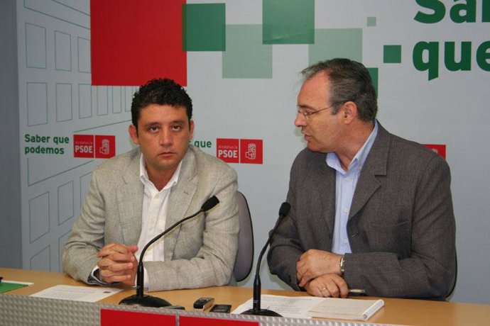 Durán Mira A Velasco Durante Una Rueda De Prensa