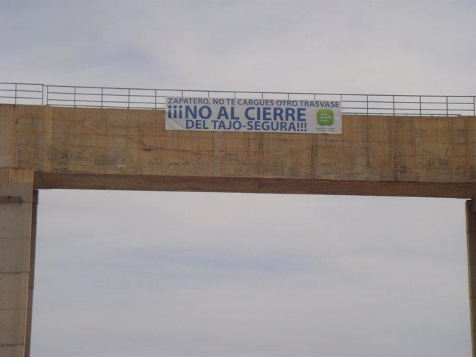 Pancarta Colocada Por NNGG En El Conducto Del Trasvase Tajo-Segura 
